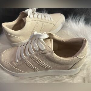 😎NEW😎Women’s Oasis Cream Lace-Up Sneakers, Size 7.5